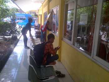 Aktivitas di kantor Dispendukcapil Kabupaten Sampang