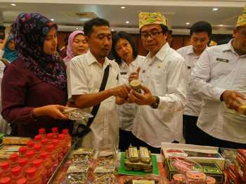 Wakil Bupati Jember KH.A.Muqit Arief saat melihat produk IKM dan UMKM saat acara Gelar Produk yang dilaksanakan oleh Disperindag dan ESDM Jember di Hotel Panorama, Rabu (19/10).