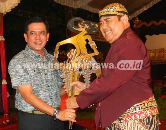 Bupati Nganjuk Drs Taufiqurrahman menyerahkan tokoh wayang Bima kepada dalang Ki Anom Suroto.(ristika/bhirawa)