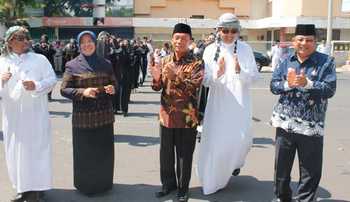 Wali Kota Hj Rukmini bersama dengan para petinggi Kemenag Kota Probolinggo melepas peserta pawai ta'aruf.