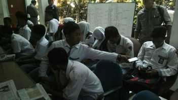 Bolos sekolah, belasan pelajar SMA terjaring satpol PP Bojonegoro dilakukan pendataan dikantor satpol pp setempat. (achmad basir)