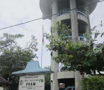 Menara air minum terlihat menjulang di Kantor PDAM Tulungagung, Senin (24/10).