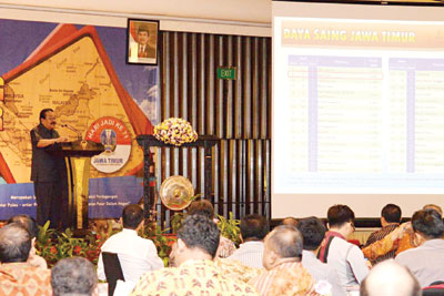 Gubernur Jatim Dr H Soekarwo memberikan paparan terkait perkembangan usaha dan perdagangan Jatim di Hotel Bumi Surabaya.
