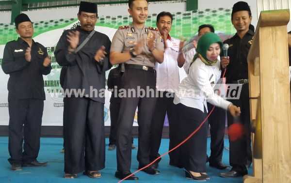 Pembukaan event Pagar Nusa Open Jatim 2016 resmi di buka oleh Wakil Bupati Lamongan Kartika Hidayati yang menandainya dengan membuntikan gong sebagai tanda kejuaraan pencak silat tersebut resmi di gelar.(Alimun Hakim/Bhirawa)