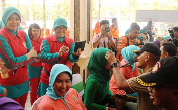 Dandim Bojonegoro Beserta Isteri Mengikuti Lomba Merias Wajah dalam HUT TNI Ke- 71