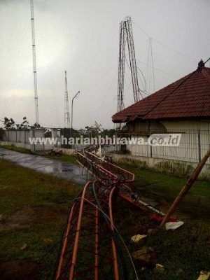 Tower pemancar radio di Desa Ngandong, Kecamatan Grabagan pada hari Sabtu (1/10) lalu. (Khoirul Huda/bhirawa)