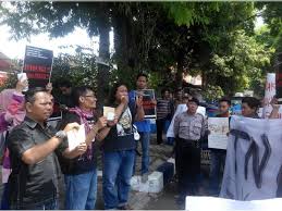Wartawan Bojonegoro melakukan aksi damai di depan kantor DPRD setempat. (achmad basir/bhirawa)