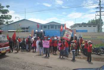 Sejumlah buruh PT Karung Mas saat menggelar aksi unjuk rasa di depan halaman pabrik. [kerin ikanto/bhirawa]