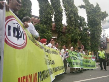 Ikatan Dokter Indonesia (IDI)  menggelar aksi damai serentak menolak kebijakan Menkes terkait Undang Undang No 20 Tahun 2013 yaitu Program DLP (Dokter Layanan Primer).(Alimun Hakim/Bhirawa).