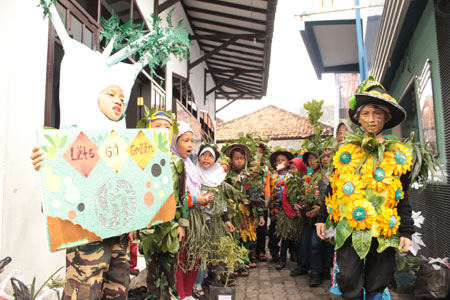 siswa-siswi SD Muhammadiyah 24 Surabaya menyambut momentum Hari Pahlawan 10 November.