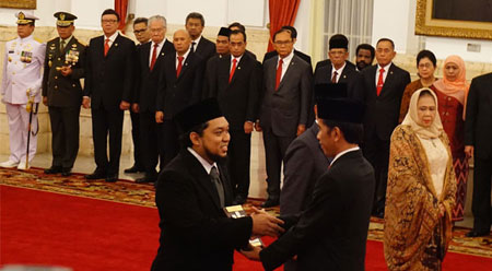 Presiden Jokowi menganugerahkan Gelar Pahlawan Nasional kepada KHR As'ad Syamsul Arifin dalam upacara di Istana Negara Jakarta, Rabu (9/11).