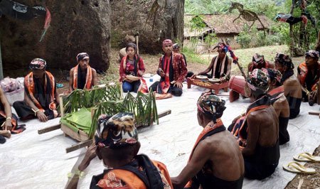 Tokoh dan sesepuh masyarakat adat Pariopo Desa Bantal Kecamatan Asembagus Situbondo saat memimpin acara ritual  Pojhian Hodo untuk meminta hujan. [sawawi]