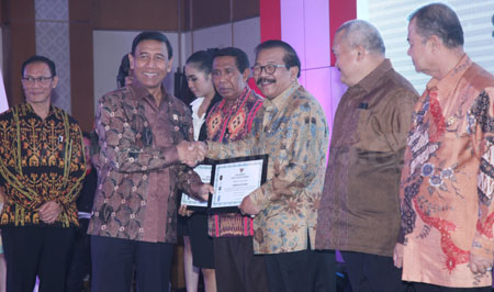 Gubernur Jatim Dr H Soekarwo saat menerima Penghargaan Indeks Demokrasi Indonesia (IDI) dari Menkopolhukam RI Jendral TNI (Purn) Wiranto di Hotel Grand Sahid Jaya Jakarta, Rabu (30/11).