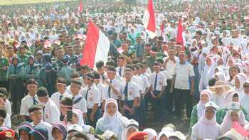 Ribuan Pelajar Mengikuti acara Nusantara Bersatu di Lapangan Rampal.