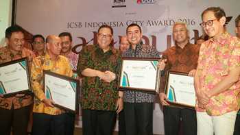 Wali Kota Malang H.Moch Anton usai menerima penghargaan bersama dengan Menteri Koperasi AAG Puspayoga.
