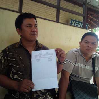 Pendamping korban pungli BPN, Sudarno (kiri) menunjukkan Surat Tanda Terima Penyerahan barang bukti yang diperoleh dari Penyidik Polresta Batu.