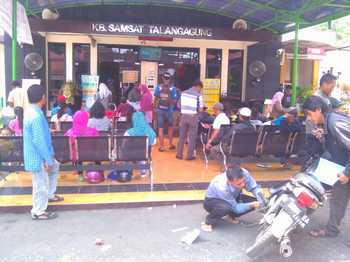 Warga Kabupaten Malang saat mengantre mengurus pajak kendaraan bermotor, di Kantor Samsat Talangagung, Kec Kepanjen, Kab Malang. [cahyono/bhirawa]