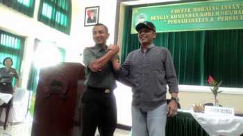 Komandan Korem 083/BDJ Kolonel Inf Wachid Aprilyanto, saat memberikan cinderamata kepada ketua PWI Malang Sugeng Irawan