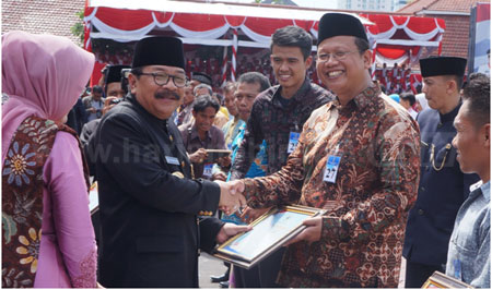 Inovator Bidang Energi Ir Budi Rachmad Basuki  menerima penghargaan dari Gubernur Jatim Dr H Soekarwo SH, MHum saat peringatan Hari Jadi Jawa Timur di halaman Gedung Negara Grahadi belum lama ini. 