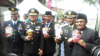 Wakil Wali Kota Malang, Sutiaji bersama sejumlah pejabat saat mengunjungi stan Batik Boring yang memproduksi Topeng Malangan.