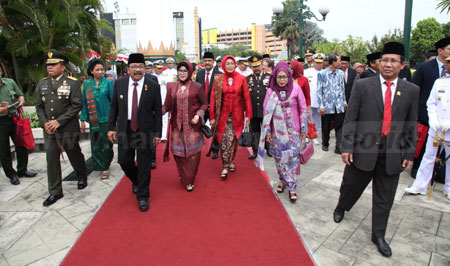 Gubernur Jatim Dr H Soekarwo dan Wagub Jatim Drs H Saifullah Yusuf didampingi istri beserta Muspida Jatim beserta istri usai mengikuti upacara Peringatan Hari Pahlawan di Tugu Pahlawan, Kamis (10/11).