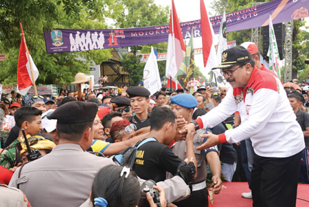 Ribuan Peserta Gerak Jalan Perjuangan 2016 Mojokerto-Surabaya Antusias Berebut berjabat tangan dengan Gubernur Jatim Soekarwo.