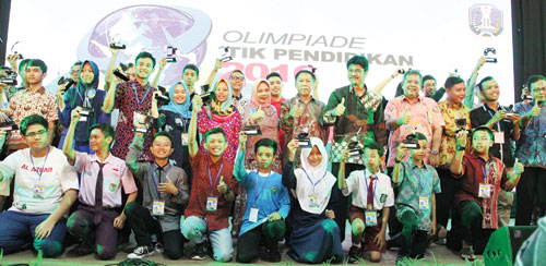 Kepala Dindik Jatim Dr Saiful Rachman didampingi Kepala UPT Tekkomdik Dra Ema Sumiarti MSi mengabadikan gambar bersama para penerima penghargaan di Olimpiade TIK Pendidikan Jatim 2016.
