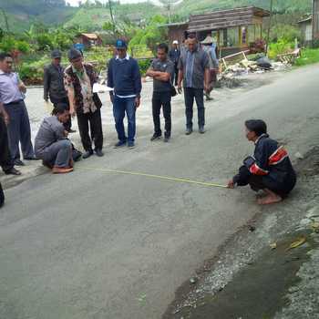 Petugas Pengadilan Kota Malang saat melakukan pemeriksaan tanah milik Yani yang disengketakan oleh Ranu.