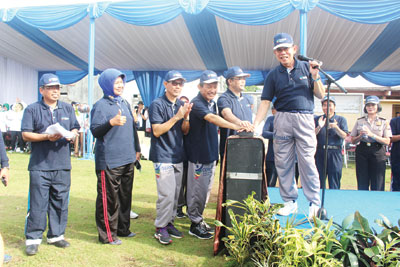 Kepala BKKBN bersama dengan pejabat pemerintah melakukan pencanangan program GERMAS di Surabaya.