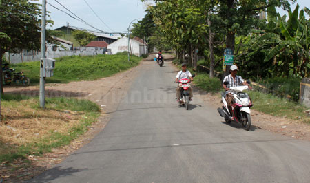 Sebuah jalan di Kelurahan Karangketug Kecamatan Gadingrejo Kota Pasuruan yang akan dijadikan JLU oleh Pemkot Pasuruan, Selasa (15/11). [hilmi husain]