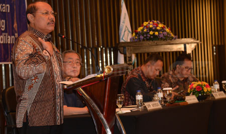 Sekdaprov Jatim Dr H Akhmad Sukardi MM memberikan pengarahan pada pembukaan Musprov ke-VIII Apindo Jatim di Hotel Bumi Surabaya.