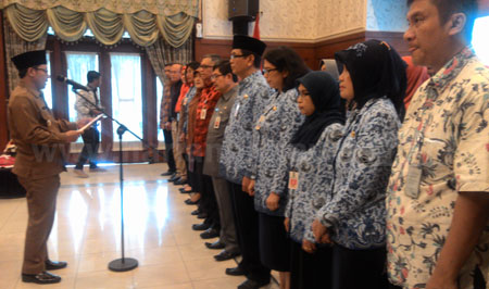 Wakil Wali Kota Malang, Sutiaji mengukuhkan TPAKD di ruang sidang Balaikota Malang.
