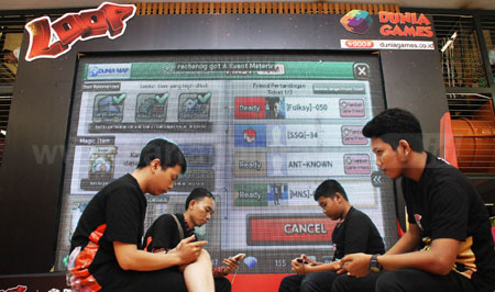 Para gamers sedang bertanding di LOOP Games Competition di Sun Plaza Medan baru-baru ini. Telkomsel menggelar LOOP Games Competition pada periode November-Desember 2016 di 50 kota di Indonesia.