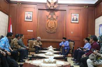 Gubernur Jatim Dr H Soekarwo saat menerma panitia Kongres Kemaritiman di Gedung Grahadi Surabaya.