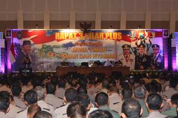 Menkopolhukam-Jenderal-TNI-Purn-Wiranto-membuka-rapat-3-pilar-plus-dalam-rangka-Jatim-aman-dan-nyaman-Jumat-[11/11]-di-Grand-City-Surabaya.-[abednego/bhirawa].