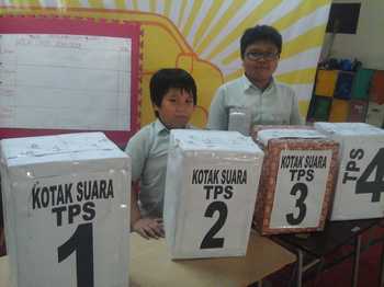 Para siswa di SD SAIM Surabaya tengah melangsungkan proses pemilihan ketua OSIS secara langsung denga metode layaknya pemilihan umum kepala daerah. [adit hananta utama/bhirawa]