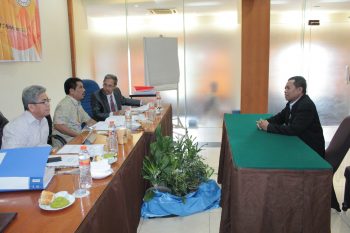 Tim seleksi DP Jatim yang terdiri dari Prof Warsono, Prof Zainudin Maliki dan Sukowidodo melakukan interview kepada masing-masing calon yang berjumlah 42 pendaftar.