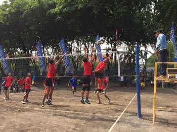 Pengcab PBBSI Sidoarjo sedang menyeleksi atlet bola voli imdoor remaja dalam kegiatan Porkab 2016. Mereka akan dipersiapkan dalam Porprov Jatim tahun 2017. [alikus/bhirawa]