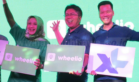 Head of Internet of Things XL, Arifa Febriyanti, GM Sales Operation East Java, Dodyk Supriyono dan IOT Product Manager, Aryabimo Harfiandi saat XL luncurkan layanan Wheelio di Surabaya. [achmad tauriq]