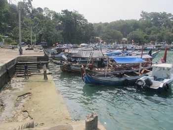 Kapal nelayan Pantai Sendangbiru, Desa Tambakrejo, Kecamatan Sumbermanjing Wetan, Kabupaten Malang disandarkan di dermaga karena tak berani melaut.