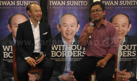 Iwan sunito bersama penulis buku Without Borders Teguh Sri Pambudi