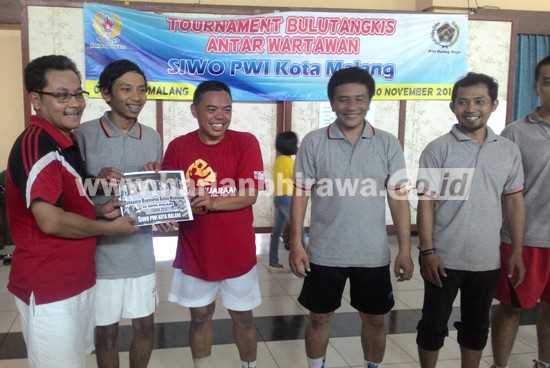 Wakil Wali Kota Malang Sutiaji saat memberikan hadiah kepada para pemenang Turnamen Bulutangkis antar wartawan Minggu 20/11 kemarin.