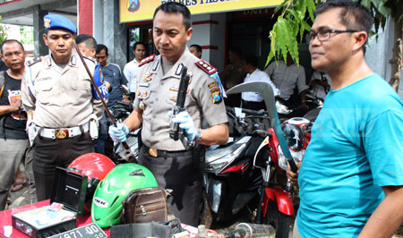 Kapolres Pasuruan AKBP M Aldian bersama Kasat Reskrim menunjukkan barang bukti hasil begal dari bos begal motor yang selama ini meresahkan masyarakat, Senin (21/11) sore.