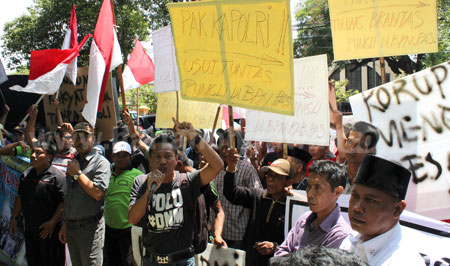 Massa berunjuk rasa di depan Kantor BPN Kab Pasuruan, Senin (21/11). Aksi unjuk rasa dipicu lantaran amburadulnya sistem pelayanan dalam mengurusi sertifikat tanah hingga ditengarai adanya pungutan liar.