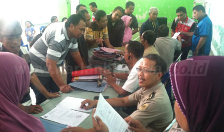 Sosialisasi program Sertifikasi Massal Swadaya (SMS) di Kelurahan Sidotopo Wetan oleh BPN II Surabaya dan pihak kelurahan, Senin (21/11) kemarin banjir interupsi oleh warga.  [gegeh bagus setiadi]