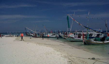 Di Sumenep banyak objek wisata yang sudah menjadi jujukan wisatawan, di antaranya Pantai Lombang,  Pantai Slopeng dan Pulau Kesehatan Giliyang.