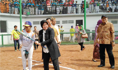 Wali Kota Surabaya Tri Rismaharini meresmikan lapangan hoki- soft ball di kawasan Dharmawangsa, Rabu (23/11). [gegeh bagus setiadi]