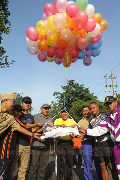 Wali Kota Pasuruan Drs H Setiyono MSi saat melepas balon ke udara tanda dibukanya CFD Kota Pasuruan, Minggu (27/11) pagi. [hilmi husain]