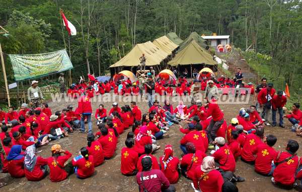 Ratusan karyawan PT Betjik Djojo Group tengah mengikuti Outbond di Lembah Tentrem Outbond Indonesia di Kecamatan Tutur, Kabupaten Pasuruan, Senin (28/11). [Hilmi Husain/bhirawa]