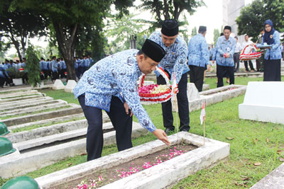 Sekretaris DP KOrpri Provinsi Jatim, Boedi Prijo Suprajitno SH MSi melakukan tabur bunga ke salah satu makam pahlawan di TMP Sepuluh November.